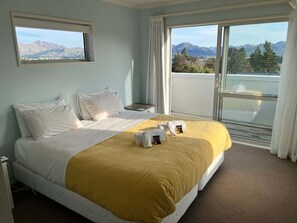 4 bedrooms, iron/ironing board, WiFi, bed sheets
