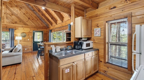 Elianah's Cabin by Avantstay Hot Tub + Mtn Views + Fire Pit + Wraparound Deck 7 Min to Townsend