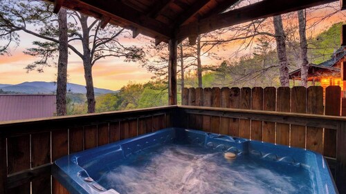 Elianah's Cabin by Avantstay Hot Tub + Mtn Views + Fire Pit + Wraparound Deck 7 Min to Townsend