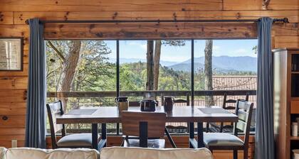 Elianah's Cabin by Avantstay Hot Tub + Mtn Views + Fire Pit + Wraparound Deck 7 Min to Townsend