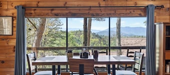 Elianah's Cabin by Avantstay Hot Tub + Mtn Views + Fire Pit + Wraparound Deck 7 Min to Townsend