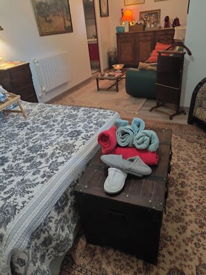 1 bedroom, iron/ironing board, WiFi, bed sheets - For a quiet stay with its own entrance. (Saint-Vincent-sur-l'Isle)