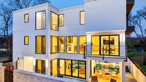 A modern multi-story house with large windows, a balcony, and a visible kitchen area. - Sunrise in the City by Avantstay Private Plunge Pool + Outdoor Kitchen and Dining Minutes to Downtown (Nashville)