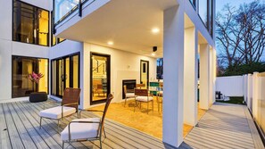 A modern house with a deck, a fireplace, and a dining area. - Sunrise in the City by Avantstay Private Plunge Pool + Outdoor Kitchen and Dining Minutes to Downtown (Nashville)