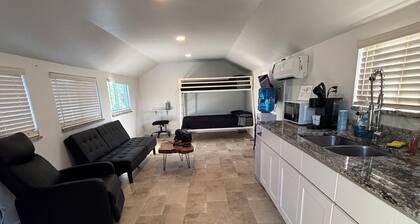 Cozy 1-bedroom cabin in wonderful Leadwood with AC