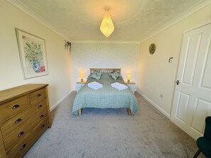 2 bedrooms, travel cot, Internet, bed sheets