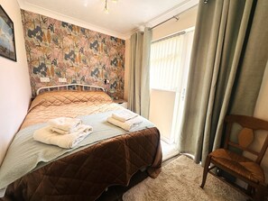 2 bedrooms, travel cot, Internet, bed sheets