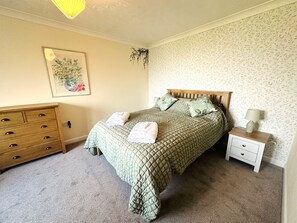 2 bedrooms, travel cot, Internet, bed sheets