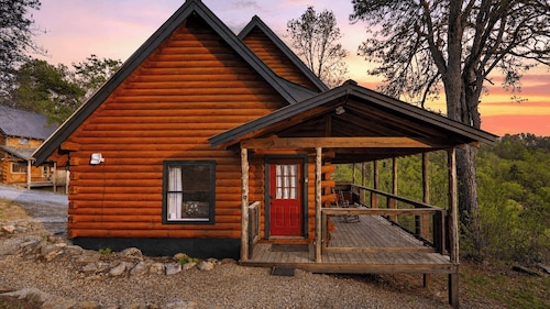 Jack's Cabin by Avantstay Private Hot Tub + Fire Pit + Mountain Views Near Smokies