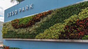 Un edifici amb façana blava i jardí vertical.