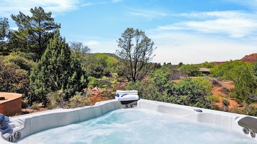 Timber & Rock Retreat by Avantstay Hot Tub + Outdoor Dining + Firepit Near Bell Rock Trails