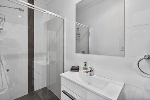 Een douche, handdoeken