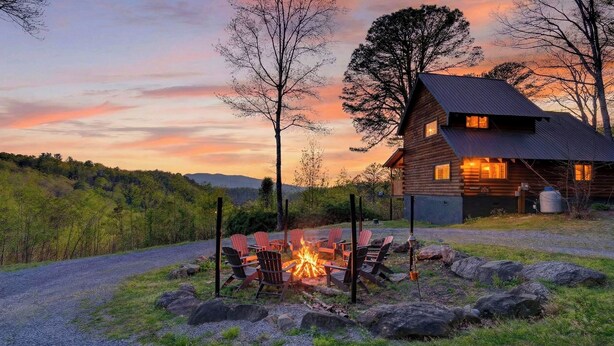 A cabin with a fire pit and chairs, surrounded by a natural landscape. - Isaiah's Cabin by Avantstay Private Hot Tub + Fire Pit + Mountain Views Near Smokies + Townsend (Townsend)