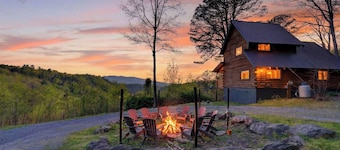 Isaiah's Cabin by Avantstay Private Hot Tub + Fire Pit + Mountain Views Near Smokies + Townsend