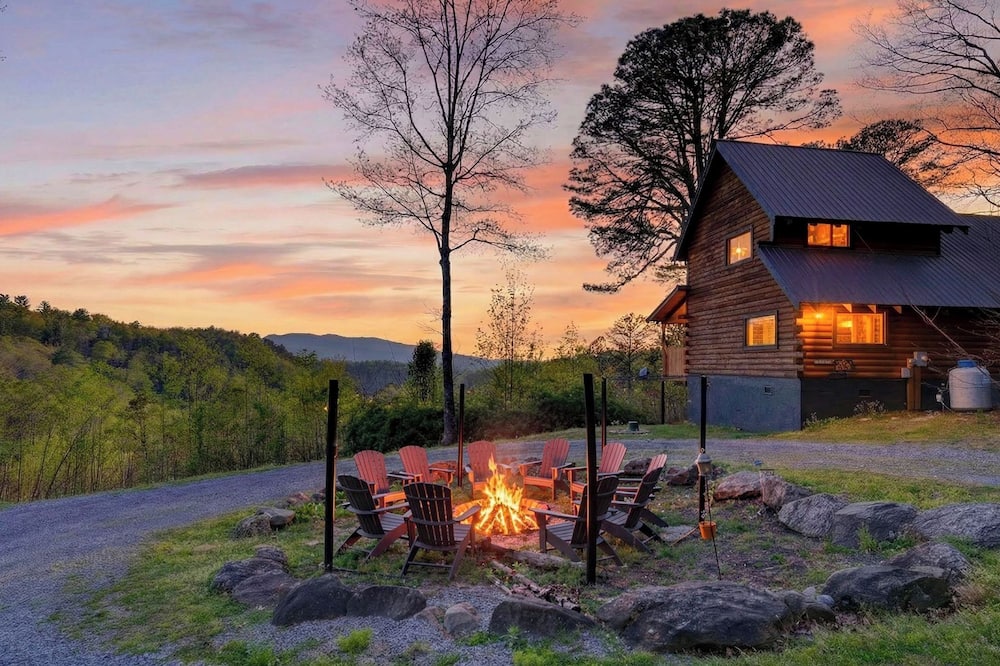 Isaiah's Cabin by Avantstay Private Hot Tub + Fire Pit + Mountain Views Near Smokies + Townsend - Townsend, TN