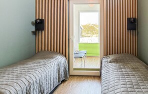 3 bedrooms, travel cot, free WiFi - Awesome home in Hemmet with sauna (Hemmet)