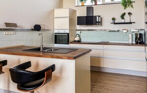 Fridge, microwave, oven, stovetop - Awesome home in Hemmet with sauna (Hemmet)