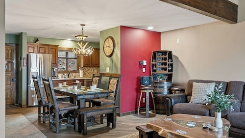 Sunbird Lodge by Avantstay Gated Community + Indoor Pool Access + Fitness Center + Tennis Court