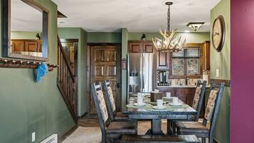 House (4 Bedrooms) | Interior