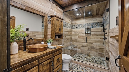Sunbird Lodge by Avantstay Gated Community + Indoor Pool Access + Fitness Center + Tennis Court