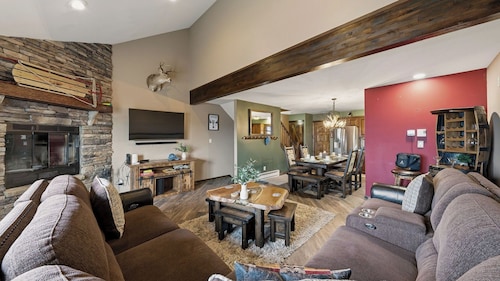 Sunbird Lodge by Avantstay Gated Community + Indoor Pool Access + Fitness Center + Tennis Court