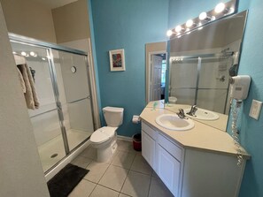 Shower, hair dryer, towels - Spectacular Views! 2 Bedroom Apartment in Windsor Hills Resort (Kissimmee)