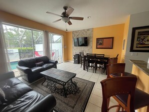 Smart TV, video games, DVD player, books - Spacious 3 Bedroom Town Home with Pool in Windsor Hills (Kissimmee)