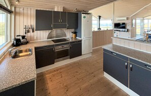 Fridge, microwave, oven, stovetop - Cozy home in Hvide Sande with sauna (Hvide Sande)