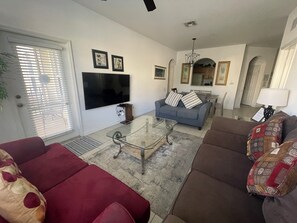 Smart TV, DVD player - Beds for 8! Windsor Hills Condo close to the clubhouse! (Kissimmee)