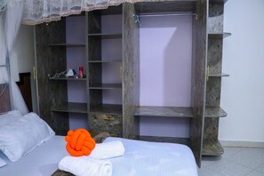 2 habitaciones, tabla de planchar con plancha, wifi y ropa de cama 