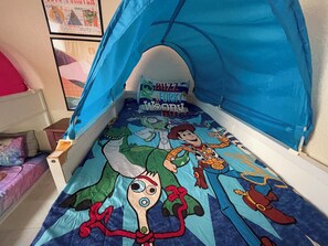 3 bedrooms, iron/ironing board, travel cot, free WiFi - Family Condo Near Disney | Water Park & Pool (Kissimmee)