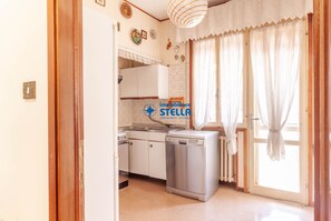 Lave-vaisselle, batterie de cuisine, vaisselle et ustensiles