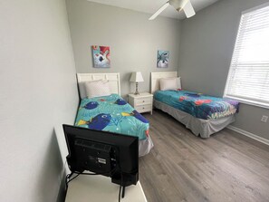 3 habitaciones, tabla de planchar con plancha y cuna de viaje 
