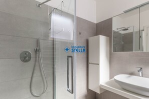 Shower, bidet - Isola Blu [modern residence with swimming pool] (Jesolo)