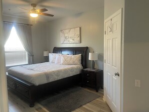 3 habitaciones, tabla de planchar con plancha y cuna de viaje