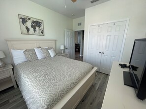 3 habitaciones, tabla de planchar con plancha y cuna de viaje