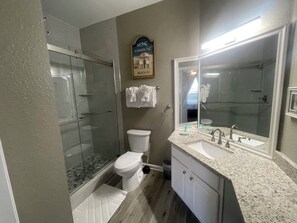 Shower, hair dryer, towels - Modern 3 Bedroom Apartment In Windsor Hills Resort (Kissimmee)