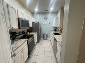Fridge, microwave, oven, stovetop - Modern 3 Bedroom Apartment In Windsor Hills Resort (Kissimmee)
