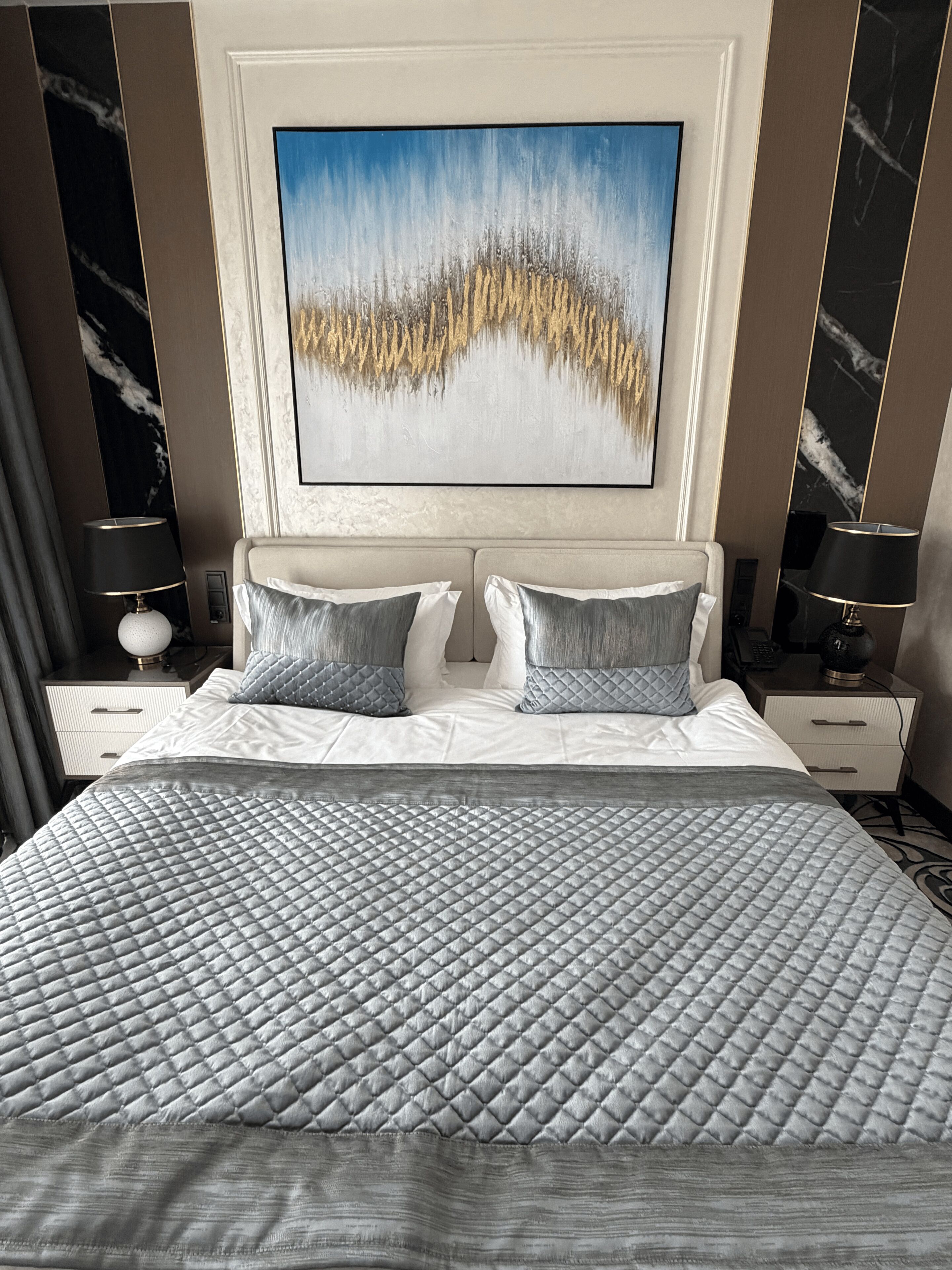 Comfort-huoneisto, parveke, kaupunkinäköala | Ylelliset vuodevaatteet, tallelokero huoneessa