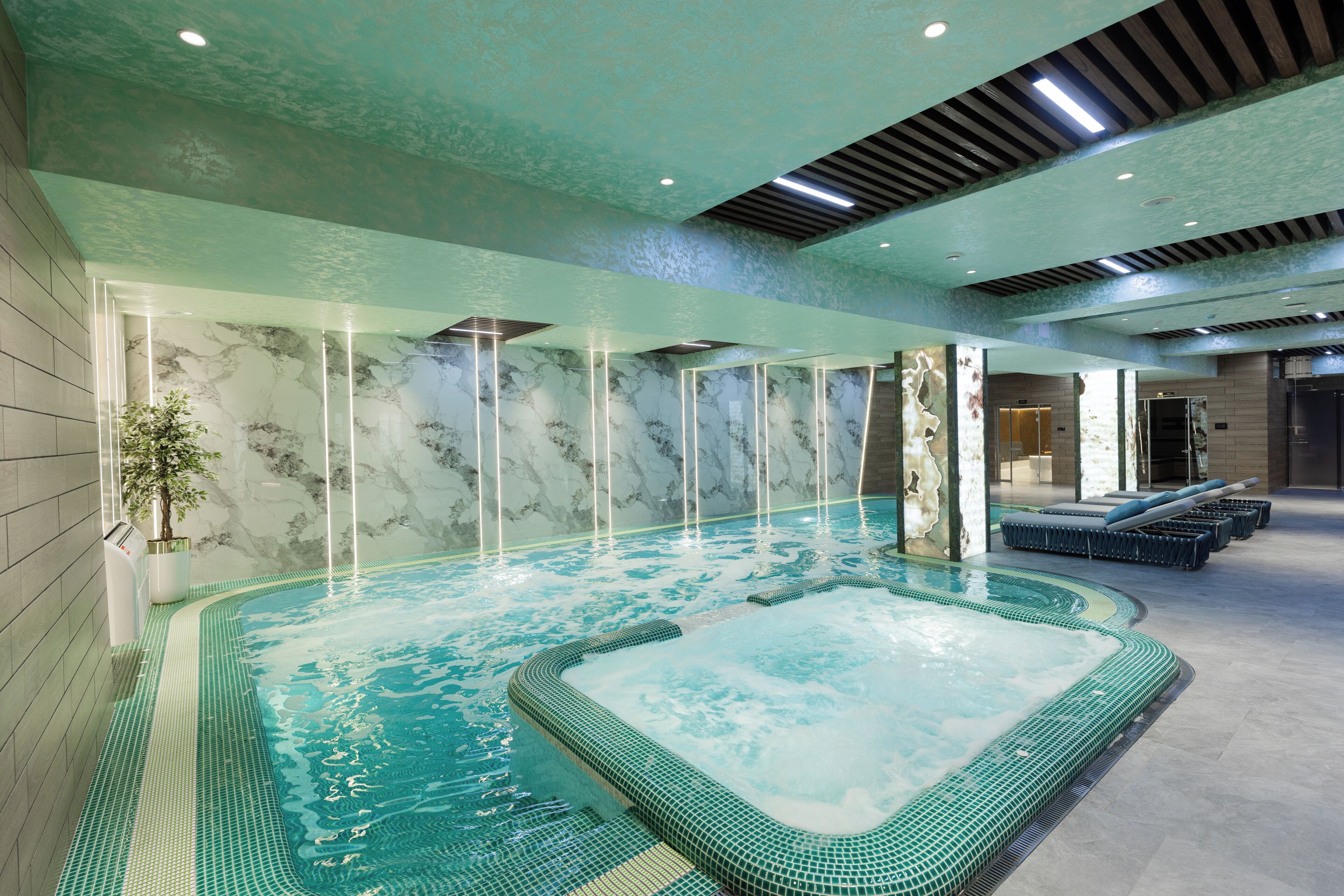 Sauna, bain à remous, hammam, massages des tissus profonds, massages
