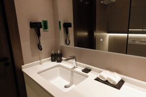 Kahden hengen huone (yksi tai kaksi sänkyä), parveke, kaupunkinäköala | Kylpyhuone