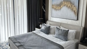 أغطية فراش متميزة وخزنة داخل الغرفة ومكتب ومساحة عمل للكمبيوتر المحمول