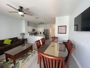 Smart TV, DVD player - Renovated 3 Bedroom Town Home with Pool in Windsor Hills (Kissimmee)