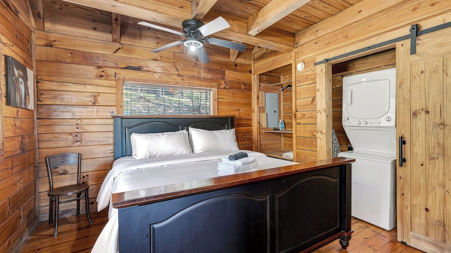 Sónyah's Cabin by Avantstay Hot Tub + Deck + Firepit + Mountain Views Mins to Downtown
