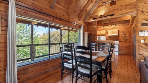 Sónyah's Cabin by Avantstay Hot Tub + Deck + Firepit + Mountain Views Mins to Downtown