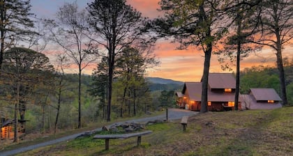 Sónyah's Cabin by Avantstay Hot Tub + Deck + Firepit + Mountain Views Mins to Downtown