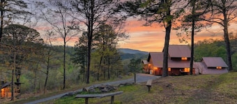 Sónyah's Cabin by Avantstay Hot Tub + Deck + Firepit + Mountain Views Mins to Downtown