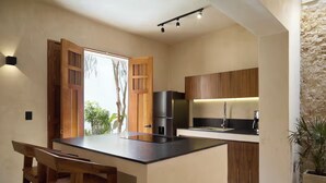 Una cucina moderna con isola centrale, mobili in legno e piano cottura integrato.