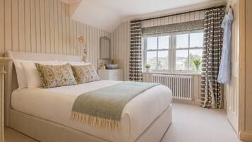 4 bedrooms, desk, WiFi, bed sheets