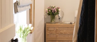 The Smithy's Cottage - a cottage that sleeps 4 guests in 2 bedrooms